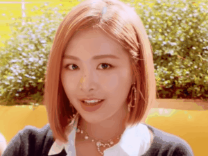 kim chaewon april gif drink boit boisson regard maline