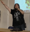 seb-nazi-jdg-metal-conference-parler-diapo-cheveux-bras-punisher-fermement