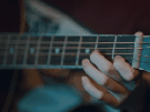 park-gyu-young-actrice-guitare-concentration-gif