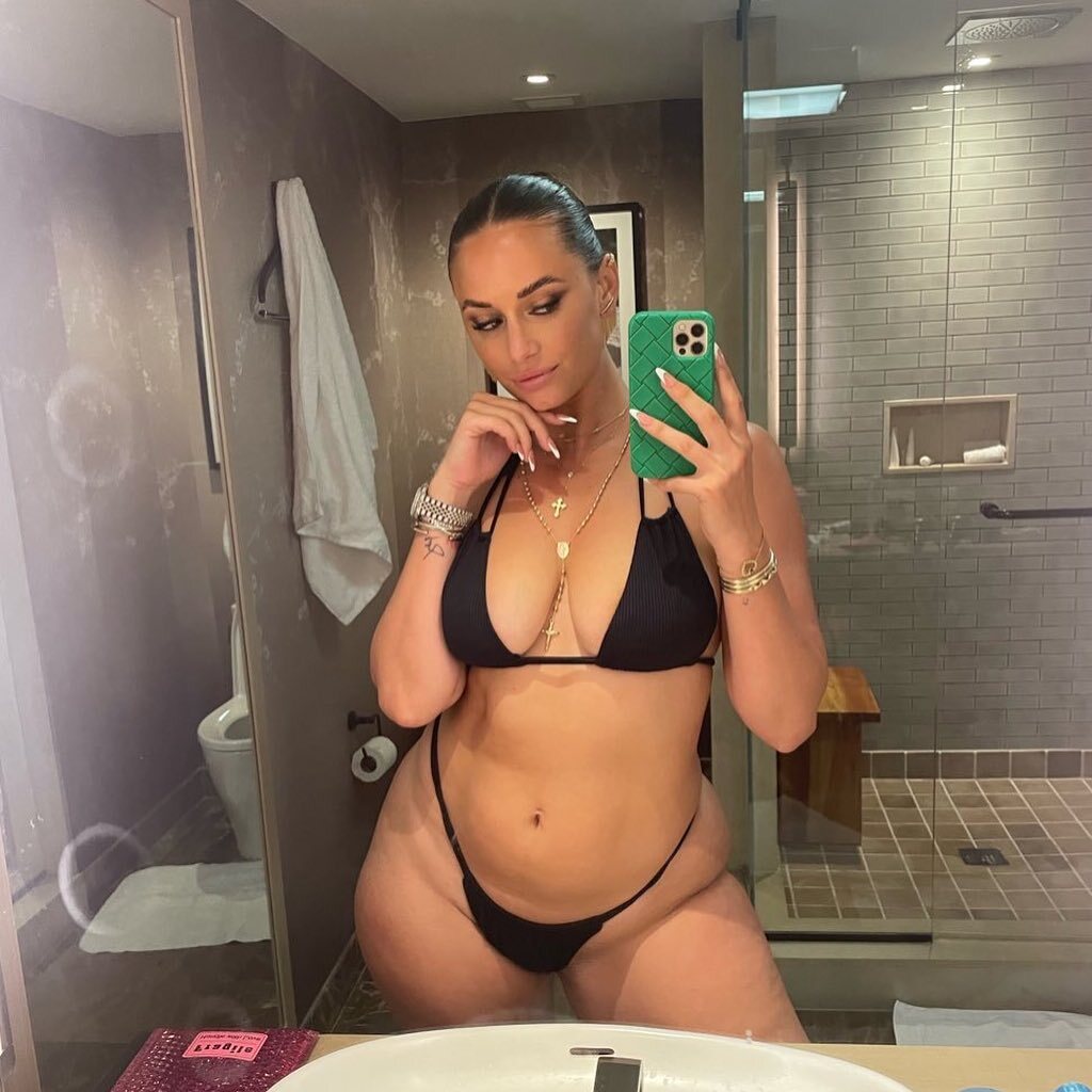 femme fille woman girl seins tits boobs