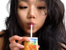 gouzougouzou-youtubeuse-chinoise-jus-orange-paille-boit-drink