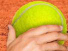 tennis-balle-jaune-main-devant-bouche-roland-garros-terre-battue-aya-ahi