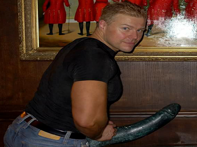 gundill bite penis phallus teub musee statues