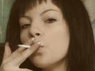fille-femme-fume-cigarette
