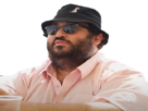 oussama-ammar-entrepreneur-bob-noir-lunette-predateur-reflechis-perplexe-trading-discussion-barbe-chemise-rose