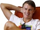 tennis-holger-rune-baby3-goat-danois-danemark-fauteuil-relax-pose-posay-sofa-canape