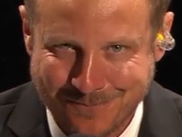 annonceur oui sourire sure regard serein presentateur confiant