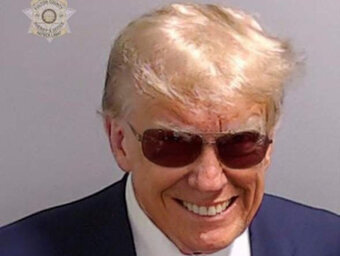 donald trump 2024 mugshot deter vener rire rigole lunettes prison usa