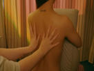 femme-asiatique-massage-dos-relax-detente-asmr