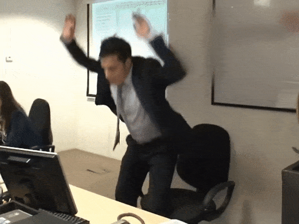 homme tabasse fracasse tape bureau table fou zinzin gif