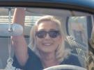 marine-le-pen-lepen-queen-reine-france-presidente-2027-rentree-conduire-voiture-sourire-lunettes-belle