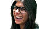 mia-khalifa-actrice-rire-lunettes