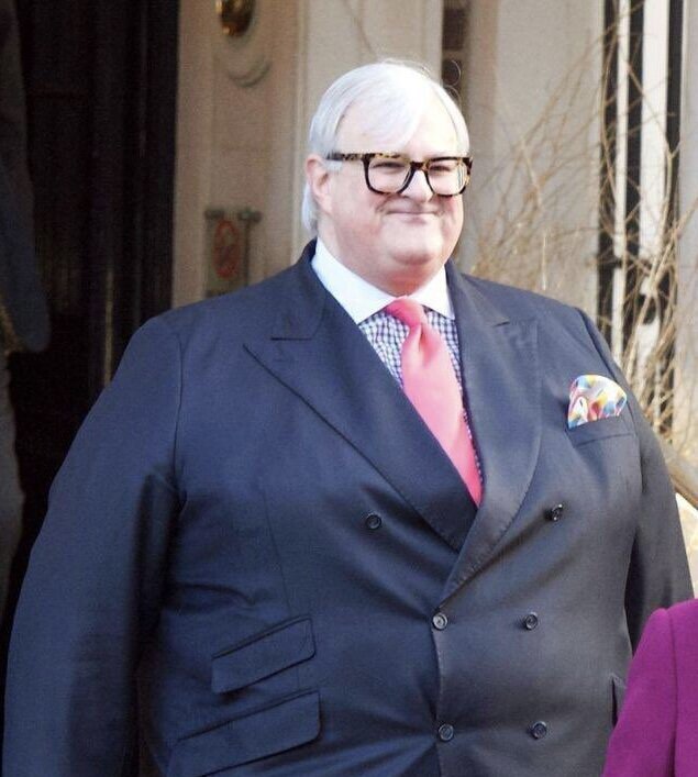 politique costume homme lunettes riche