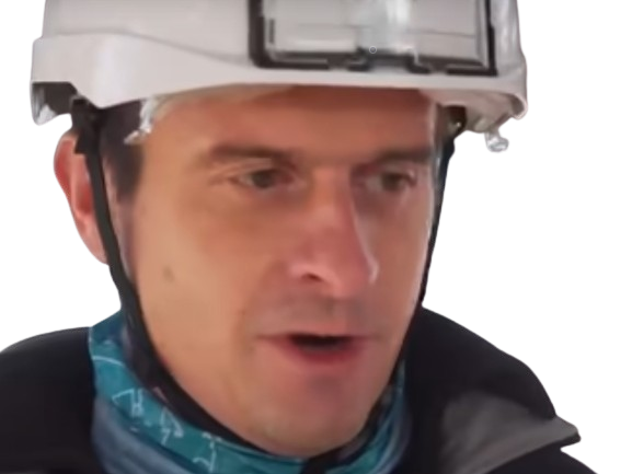 macron sosie construction notre dame casque chantier france