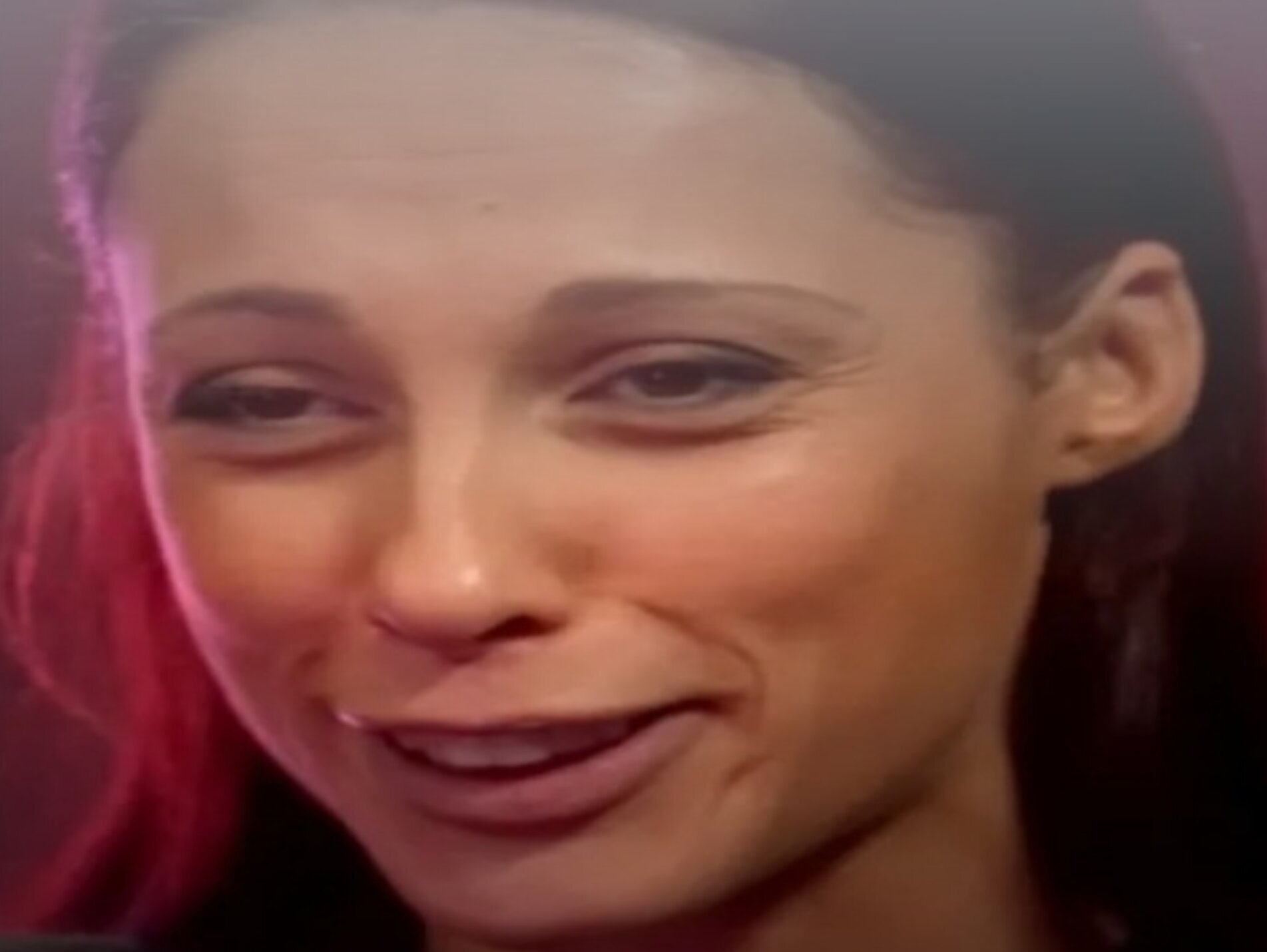 nikita bellucci actrice sourire tete de q dents cheval