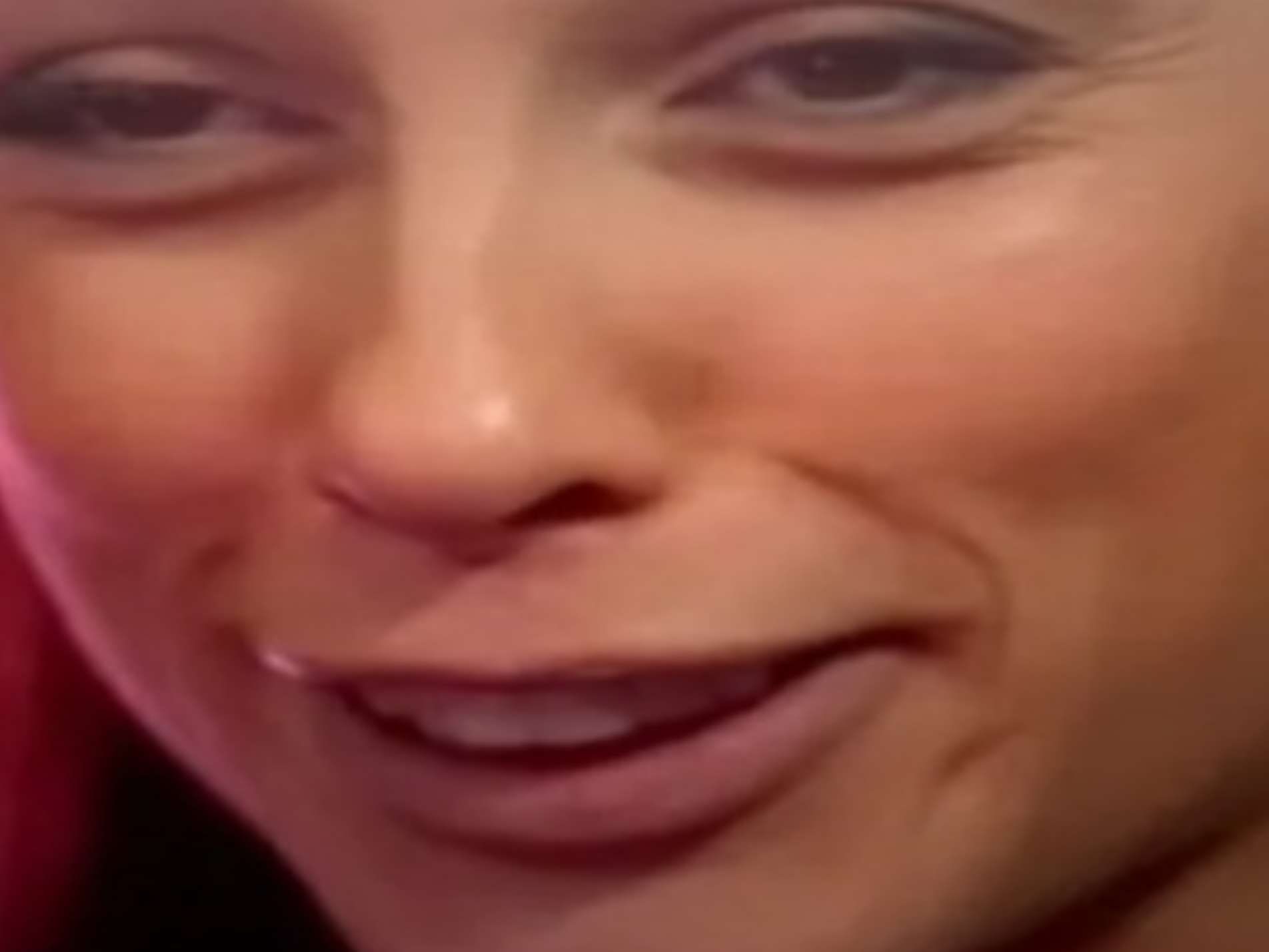 nikita bellucci actrice sourire tete de q dents cheval zoom