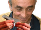zemmour-pervers-sourire-malaise-regard-eric-genant-weed-roule-joint-drogue