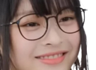 coreenne-lunette-mepris-sourire-malaise-moquerie-issou-aya-golem-hanni-asiatique-femme-teen