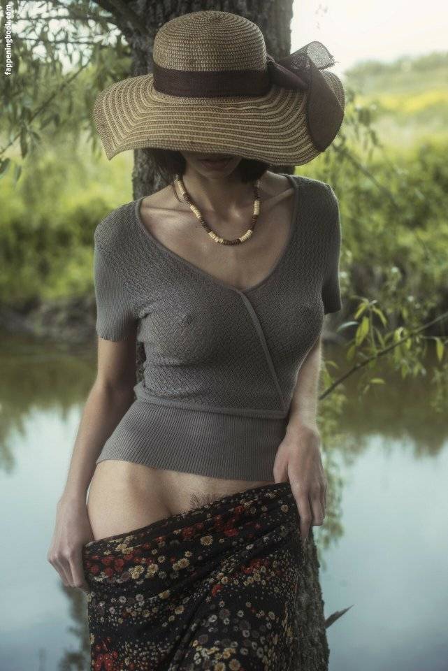 glandilus resident capcom lady dimitrescu giant gigant tall roumanie alcina umbrella horny ro zombi alta