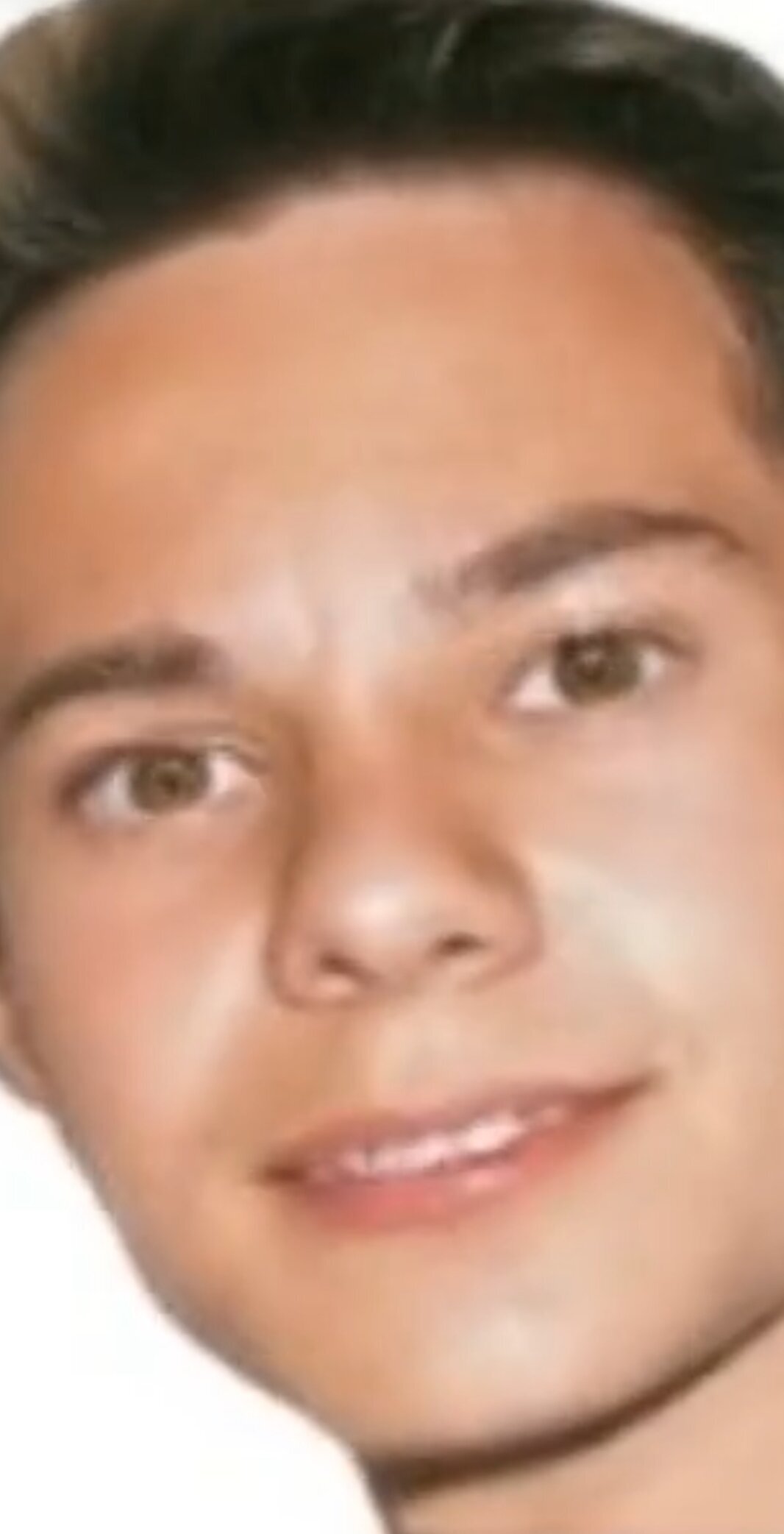 merouane guerouabi comedien fils arabe algerie gros plan visage joyeux confiant guignol trisomique sourire