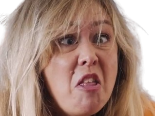 enora malagre wall walled grimace moche vieille humour sketch feministe feminazi blonde