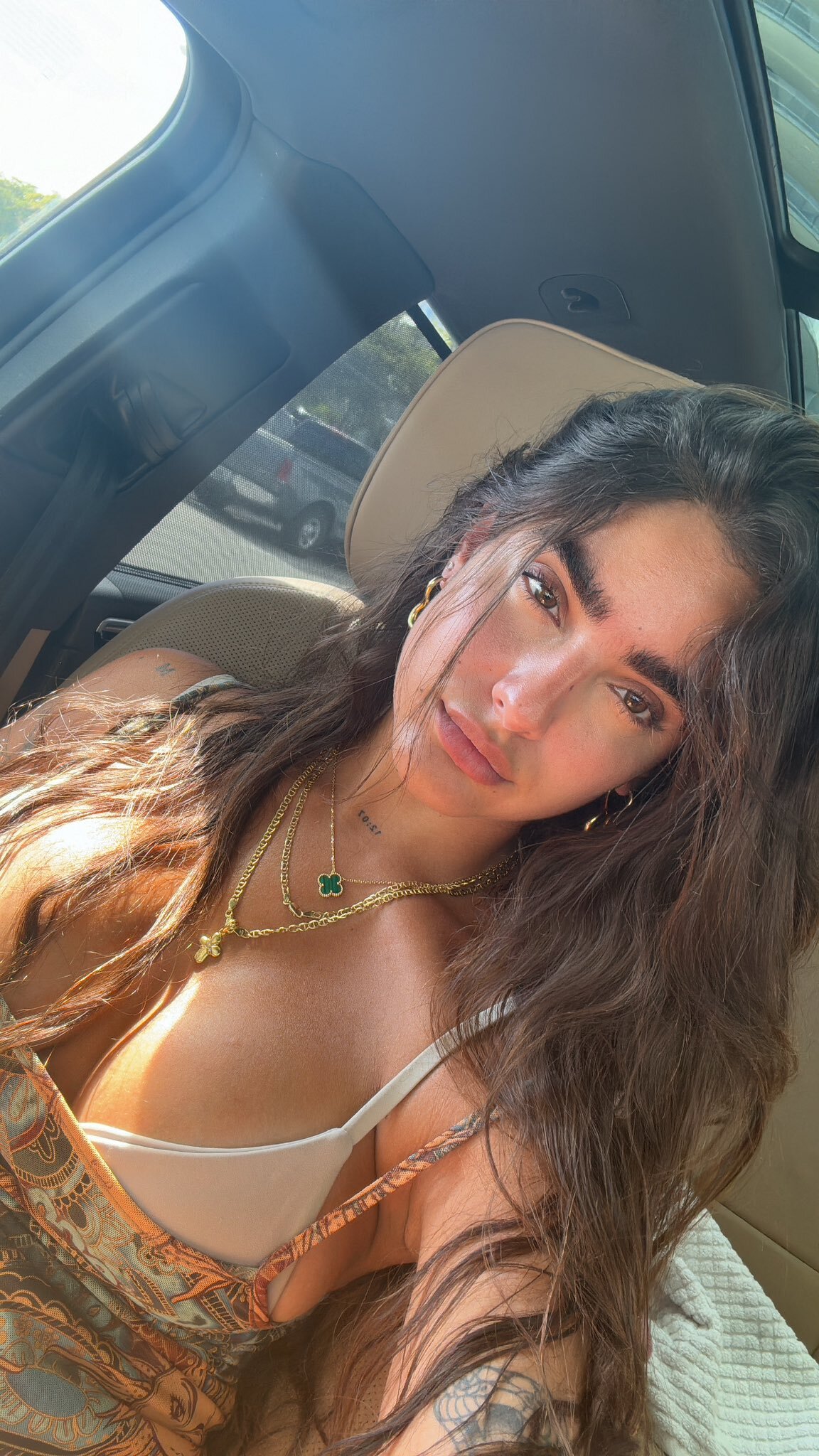 femme meuf fille brune sourcil