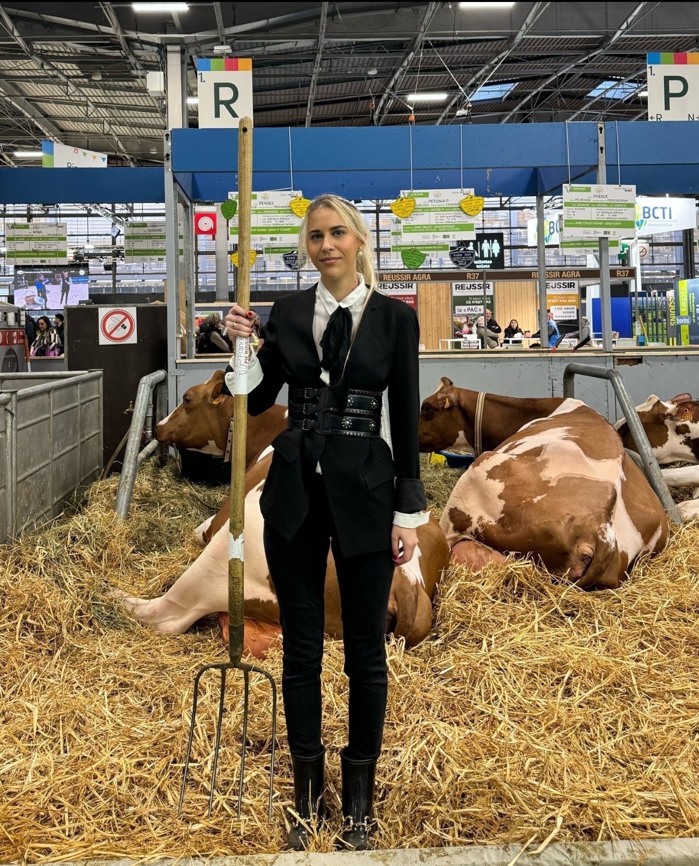 sarah saldmann femme meuf fille juive juif ferme vache connasse fourche