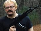 sam-hyde-terroriste-suspect-attentat-arme-kalash-mitraillette-blond-lunette-suedois