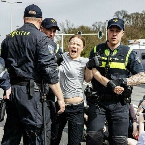 greta thunberg ecologie arrestation police fake comedie mise en scene