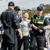 greta-thunberg-ecologie-arrestation-police-fake-comedie-mise-en-scene