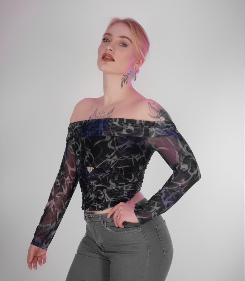 mila femme meuf fille blonde tatouage maquillage