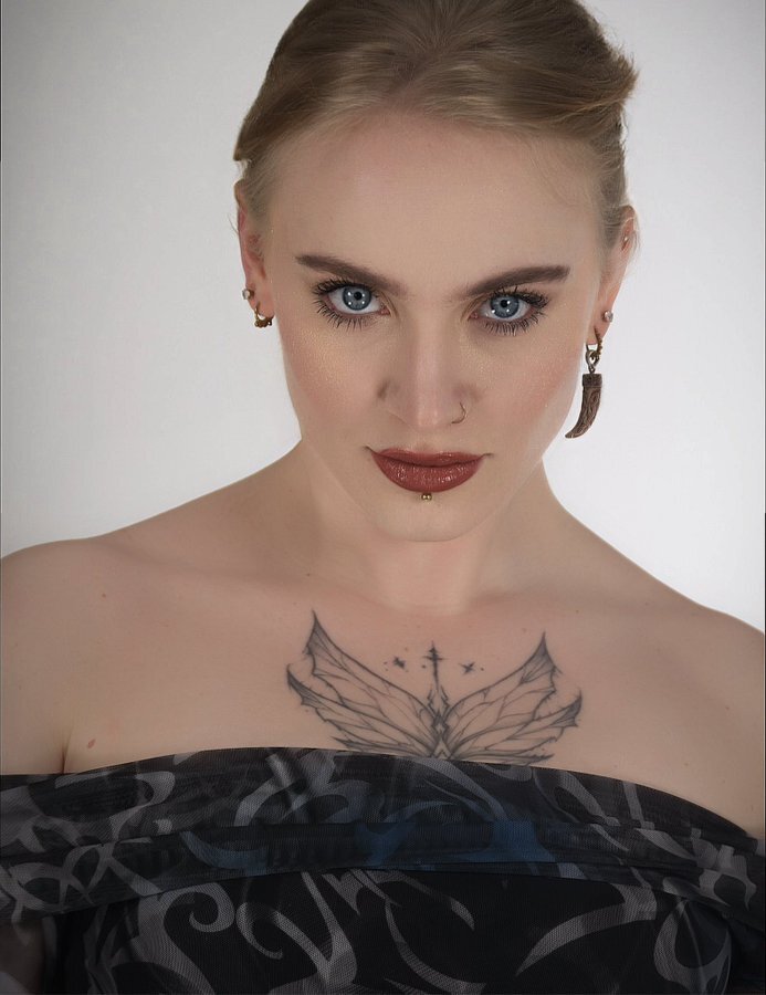 mila femme meuf fille blonde tatouage maquillage