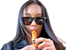 lexie-liu-chanteuse-chinoise-flute-lunette-soleil