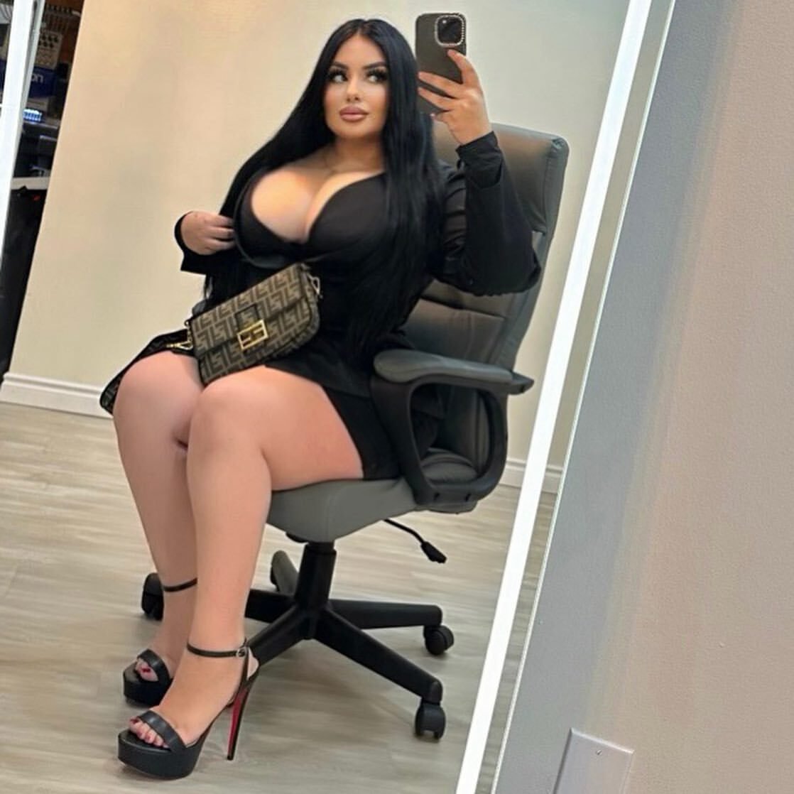 Sticker chubby femme meuf fille par 010001100100111