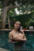 its-carly-jane-femme-belle-cute-mignonne-hot-sexy-topless-piscine-swimming-pool