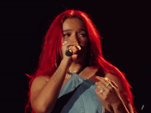 karol g reggaeton amargura en vivo live concert colombie colombienne gif