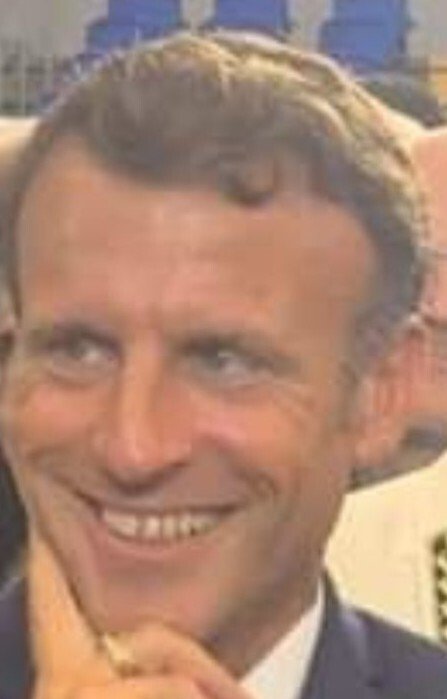 macron sadique mkultra sourire