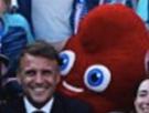 macron-sourire-president-phryge-mascotte-paris-2024-jo-jeux-olympiques-derriere-peur