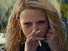 mia-goth-maxxxine-helas-fume-clope-cigarette