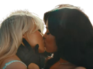 jenna-ortega-brune-kiss-bisou-baiser-embrasser-sabrina-carpenter-taste-clip-video