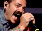 linkin-park-chester-chanteur-micro-chanson-rock-metal-hard-musique-risitas-benington-numb-lost