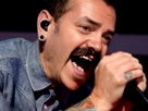 linkin-park-chester-chanteur-micro-chanson-rock-metal-hard-musique-risitas-benington-numb-lost