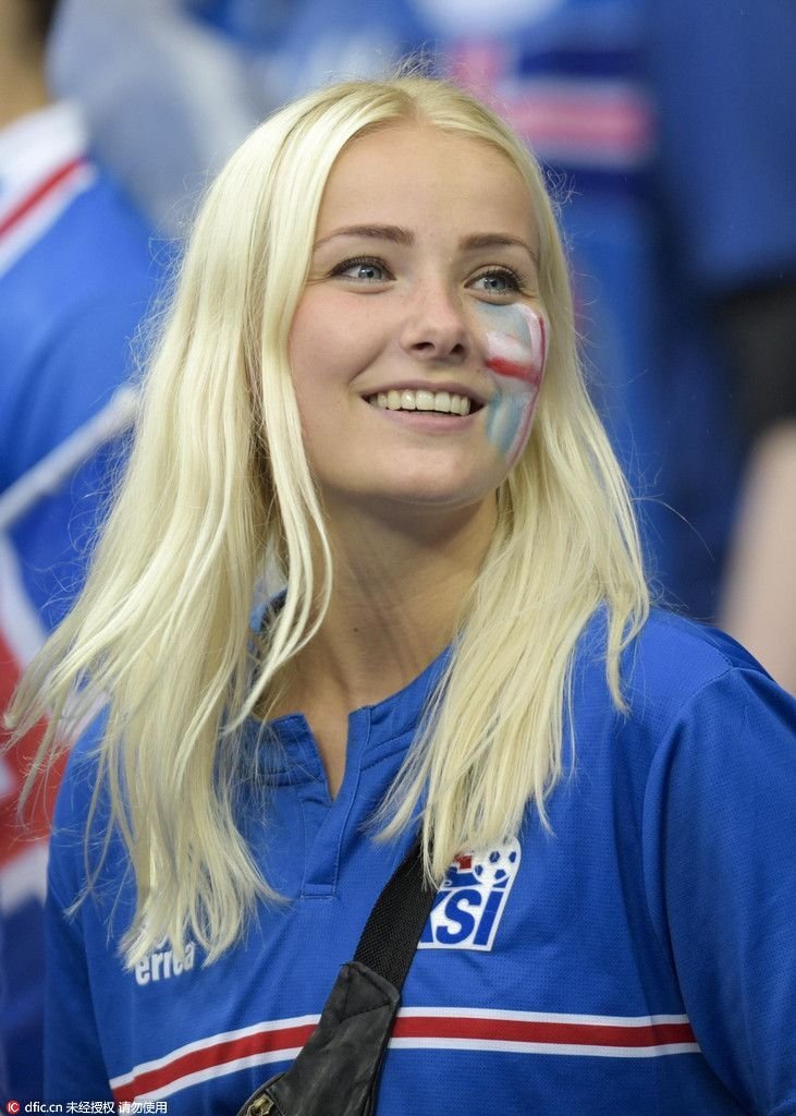 football supporter supportrice femme meuf fille blonde norvege