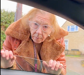 boomeuse boomeur boomeurs agression vitre