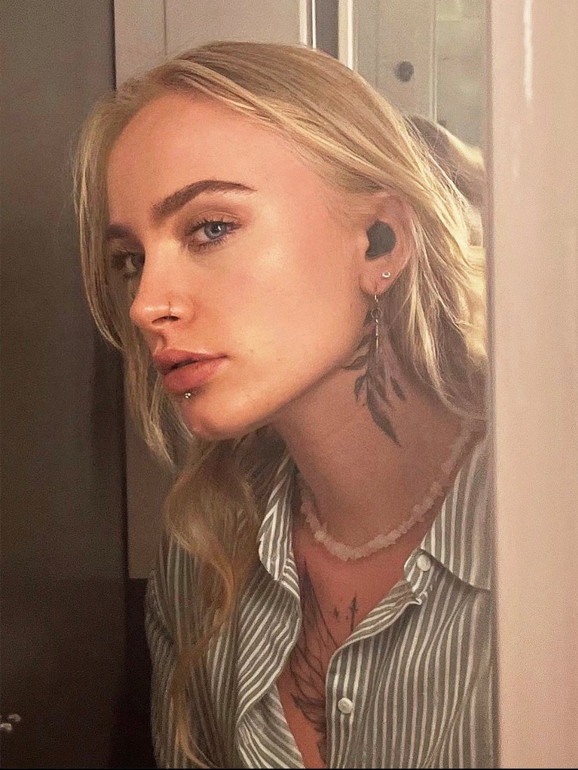 mila femme meuf fille extreme droite harcelement blonde 10 teen muscle