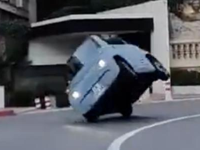 voiture route virage serre renverse trop vite electrique petite