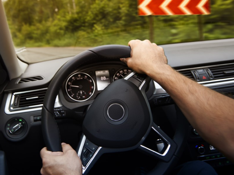 voiture route virage serre trop vite coup volant brusque