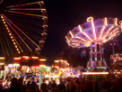 fete-foraine-nuit-manege-forains-grande-roue-foule