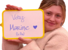 marine-sourire-pancarte-election-2027-fille-star-ac-academy-lenie-ulysse-emma-marguerite-pierre-helena