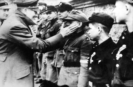 hitler decore enfants ww2 berlin 1945 nazi soldat claque fuhrer allemagne reich facho adolf moustachu